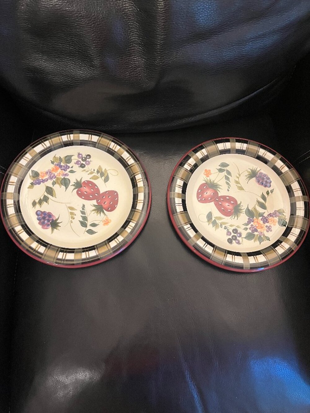 Oneida Strawberry plaid dinner plates set 2